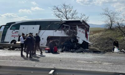 Eskişehir yolunda Tır otobüse arkadan çarptı: 11 yaralı