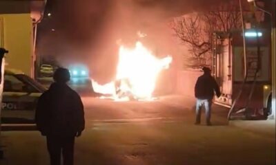 Seyir halindeki otomobil aniden alevler içerisinde kaldı