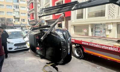 Kaldırılmak isterken çekiciden düşen lüks araçta ağır hasar oluştu