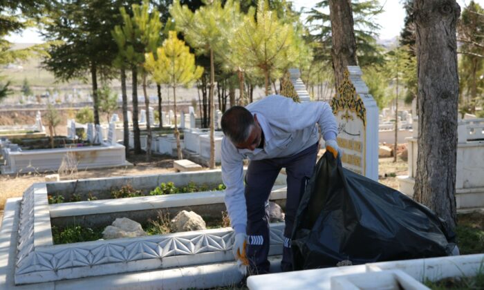 Mezarlıklarda bayram hazırlığı başladı