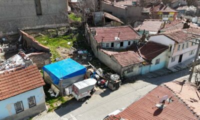Evden çıkarılan yaşlı adam kurduğu çadırda yaşam mücadelesi veriyor