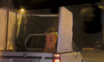 Soğuğa rağmen pikap kasasında yolculuk yapan çocuklar