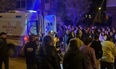 Sürücüsünün direksiyon hakimiyetini kaybettiği otomobil yan yattı