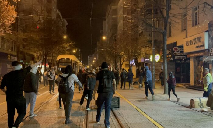 Yürüyüş sonrası olaysız dağılan gruptan ayrılıp trafiği engellediler