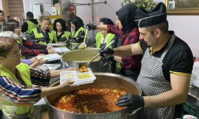 Hayırseverler yüzlerce vatandaşa iftar verip çocuklara bayramlık dağıttı