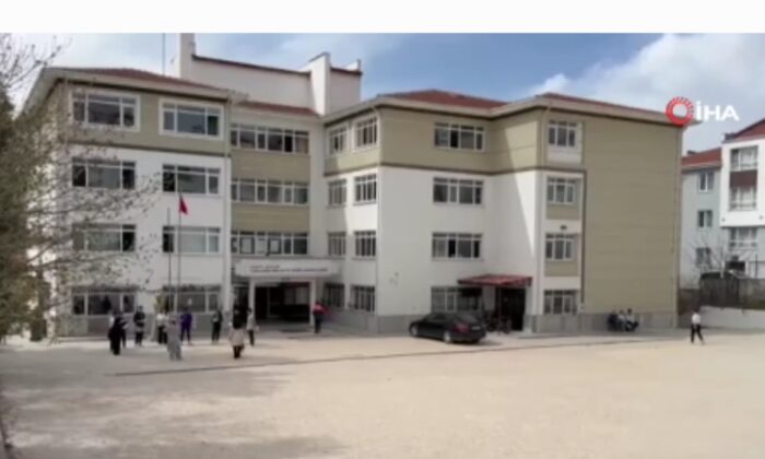 Ders dinleyen öğrencilerin üzerine tavan sıvası çöktü: 4 öğrenci yaralandı