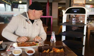 Robot garson “Şef” yaptığı servisle müşterilere farklı bir deneyim sunuyor
