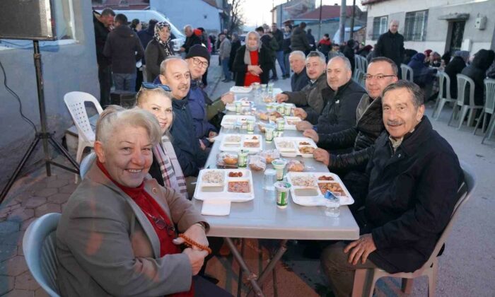 Yeşiltepe mahalle muhtarı mahalle sakinlerine iftar yemeği verdi