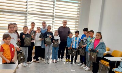 Hisarcık Eti Maden Gençlik Merkezinde kurs gören öğrencilere bayram harçlığı ve hediye