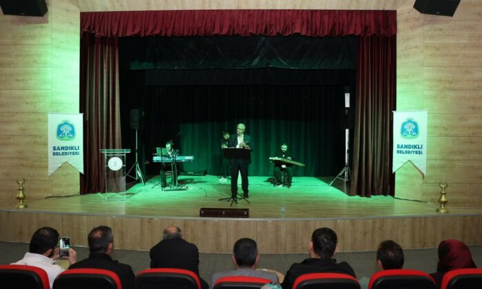 Teravih namazına gelen çocuklara sürpriz