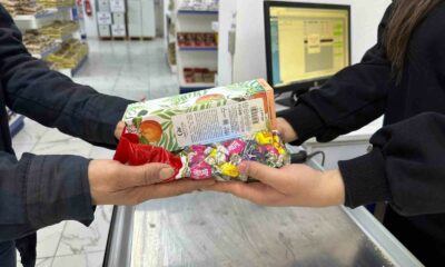 Halk Market’e alışverişe gelen vatandaşlara bayram şekeri ve kolonya ikramı