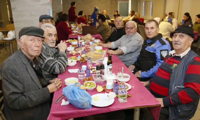 Polis ekipleri huzurevinde kalan yaşlıları ziyaret etti