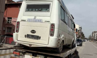 İkiz plaka ile trafikten men edilmiş araçla yolcu taşıyan dolmuşa polis ‘dur’ dedi