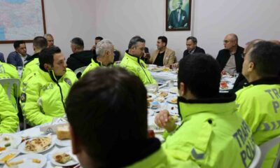Vali Aygöl, trafik polisleriyle sahur yaptı