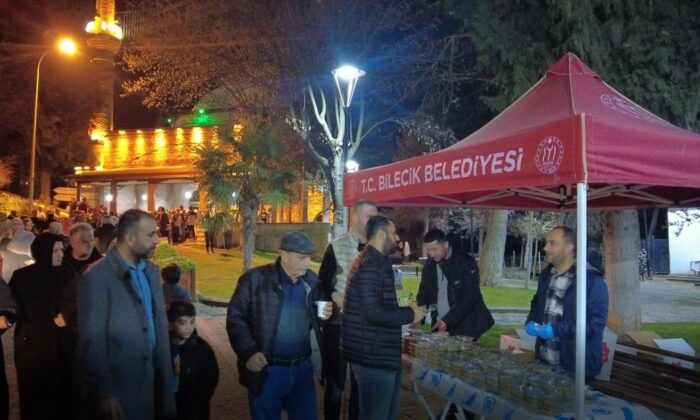 Bilecik’te vatandaşlara helva dağıtıldı
