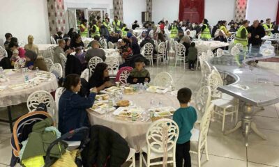 Hayırseverler yüzlerce vatandaşa iftar verip çocuklara bayramlık dağıttı