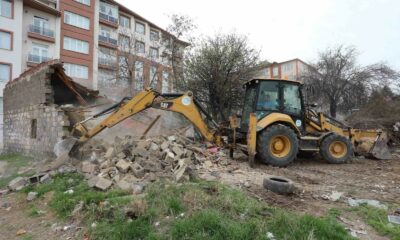 Odunpazarı Belediyesi tehlike arz eden metruk binayı yıktı