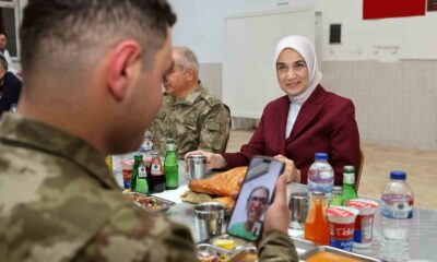 Vali, Mehmetçiğin iftar sofrasına konuk oldu