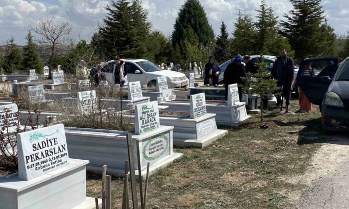Mezarlıkta bayram öncesi yoğunluğu