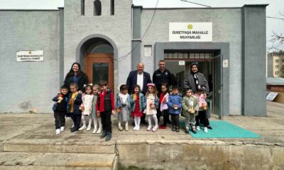 Miniklerden muhtar dedelerine bayramlaşma ziyareti