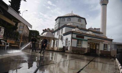 Cami bahçeleri ve duraklar yıkanarak temizlendi