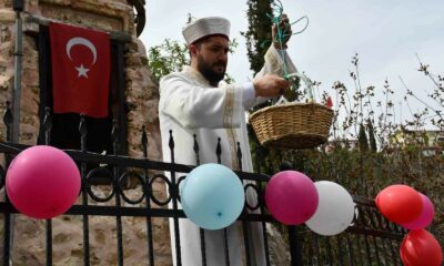 Minareden şeker yağdı