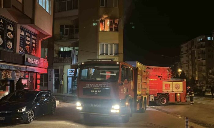 Ağzındaki sigarayla uyuyakalınca evi alev aldı, komşuları yangını üst kattan izledi