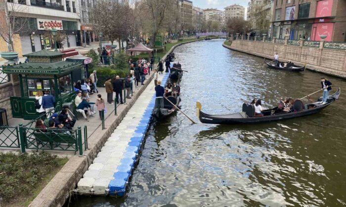 Bayramda Eskişehir’e gelen turistler gondol seferlerini yoğunlaştırdı