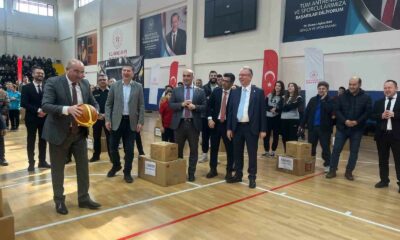 Tavşanlı’da 32 okula spor malzemesi desteği