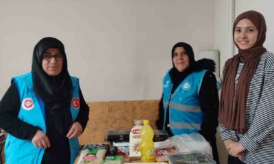 Gönüllü kadınlar öğrencilere yemek ikram ediyor