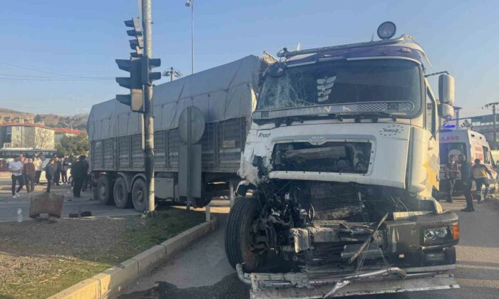 Tırla çarpışan midibüste 4’ü yabancı uyruklu 5 kişi yaralandı