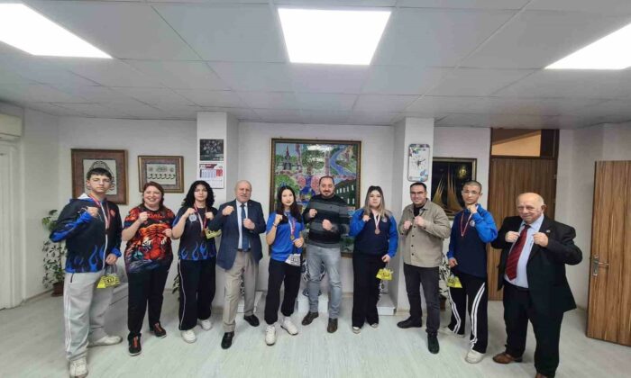 Halk Eğitim Merkezi’nde eğitim alan madalyalı Kick Bokscular ödüllendirildi