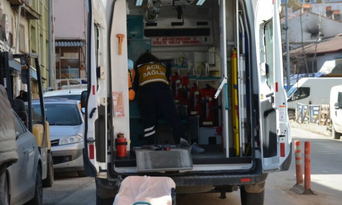 Direksiyon hakimiyetini kaybetti, park halindeki araca çarptı