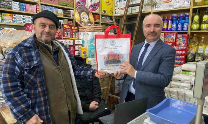 Müftü Sebahattin Turan’dan esnafa Kur’an-ı Kerim hediyesi
