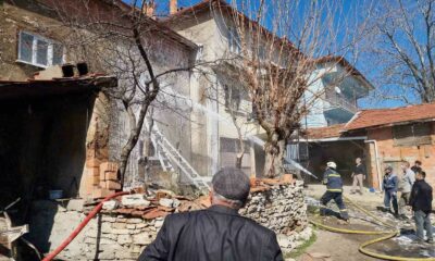 Domaniç’te ev yangını, iki katlı ev kullanılamaz hale geldi