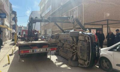 Kaldırılmak isterken çekiciden düşen lüks araçta ağır hasar oluştu