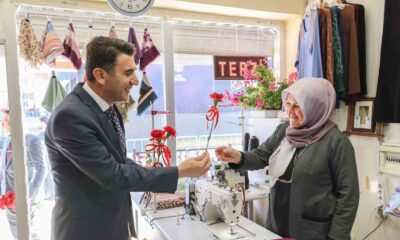 Kadınlara karanfil dağıtıldı