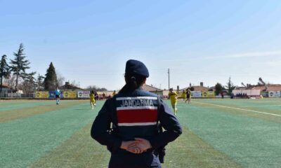 Kadın jandarma, kadın futbol takımının maçında güvenliği sağlayıp bilgilendirdi