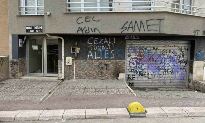 Apartman duvarları ve garaj kapıları vandalların hedefi oldu