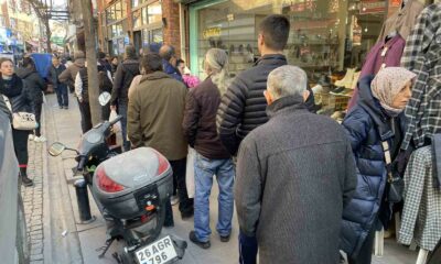 Fırınların önünde metrelerce pide kuyruğu oluştu