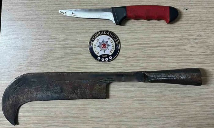 Polis 12 ruhsatsız tabanca ile 54 bıçak ele geçirdi