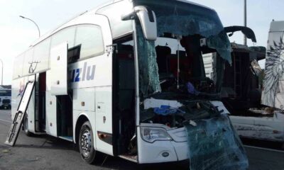Kütahya’da yolcu otobüsü tıra çarptı: 12 yaralı