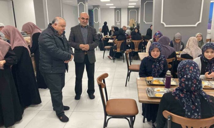 Müftü İmamoğlu, kız öğrencilerle iftarda buluştu