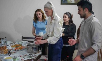 İftar için üniversiteli gençlerin evine konuk oldu