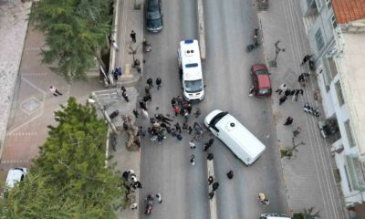 Minibüsle çarpışan motosiklette 2 kişi yaralandı