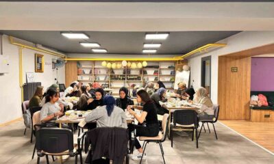 Liseli kız öğrenciler iftarda bir araya geldi