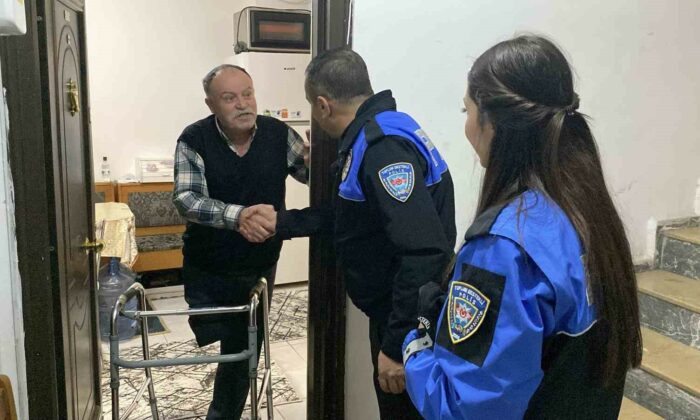 Polis ekiplerinden tek bacağı olmayan Ertuğrul amcaya ziyaret