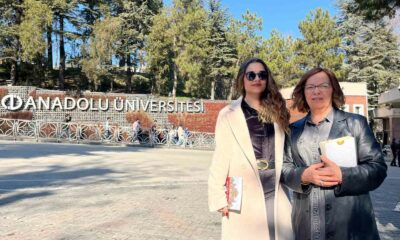 Üniversitede 40 yıl sonunda kızıyla birlikte öğrenci oldu