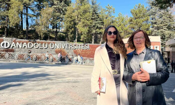 Üniversitede 40 yıl sonunda kızıyla birlikte öğrenci oldu