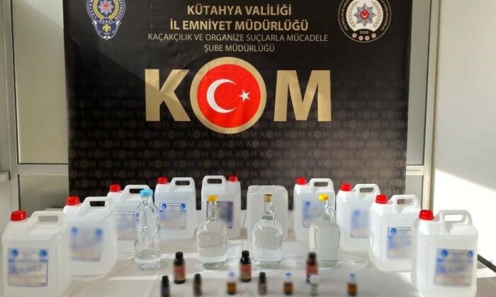 Kütahya’da kargodan 10 litre, iki evden 55 litre etil alkol ele geçirildi